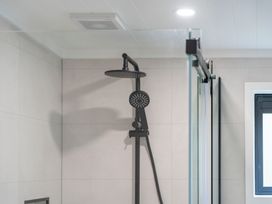 Deckside Escape - Lake Taupo Holiday Home -  - 1192841 - thumbnail photo 12