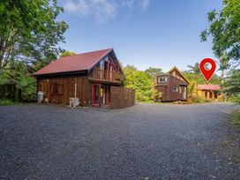 Two houses and a gravel driveway at Stream-side Cottage - Driving Creek Coromandel