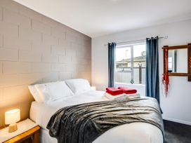 A bedroom with a bed and window at Cozy on Clive - Hastings