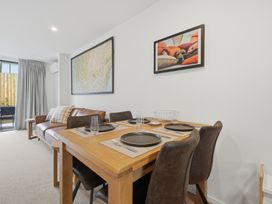 A dining room with a table and chairs at Hanmer Alpine Chalet - Hanmer Holiday Home