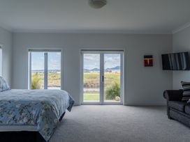 Sunlit Shores - Papamoa Holiday Homes -  - 1193850 - thumbnail photo 12