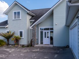 Sunlit Shores - Papamoa Holiday Homes -  - 1193850 - thumbnail photo 24