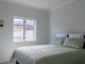 Sunlit Shores - Papamoa Holiday Homes -  - 1193850 - thumbnail photo 13