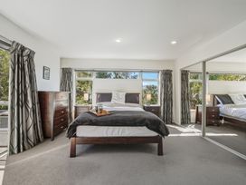 A bedroom with a bed and a chest of drawers at Lyttelton Holiday Home in Lyttelton