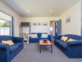 A living room with sofas and a coffee table at Whitianga Holiday Home Whitianga