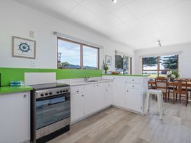 Ocean Whispers - Whitianga Holiday Home -  - 1194137 - thumbnail photo 8