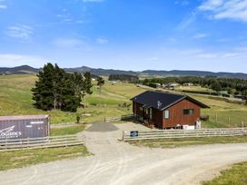 A house with a garden and shipping container at Seabreeze Lookout - Moeraki