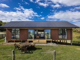 A house with windows and a deck at Seabreeze Lookout - Moeraki
