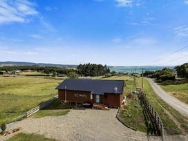 A house with a view of the ocean at Seabreeze Lookout - Moeraki Holiday Home, Moeraki