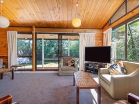 A snug with sofas and a television at Pauanui Sea Esta in Pauanui