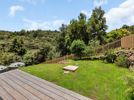 A garden area with grass and trees at Tutukaka Whangarei