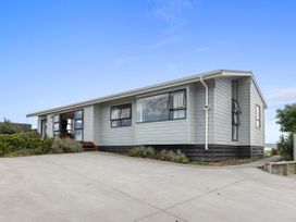 A house with driveway at Mania Views Waipu located in Waipu