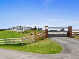 A house with a gate and driveway at Mania Views Waipu