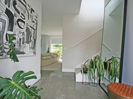 Shoreline Vista - New Plymouth Holiday Home -  - 1195426 - thumbnail photo 9