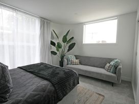 Shoreline Vista - New Plymouth Holiday Home -  - 1195426 - thumbnail photo 16