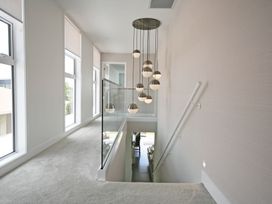 Shoreline Vista - New Plymouth Holiday Home -  - 1195426 - thumbnail photo 11