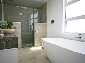 Shoreline Vista - New Plymouth Holiday Home -  - 1195426 - thumbnail photo 17