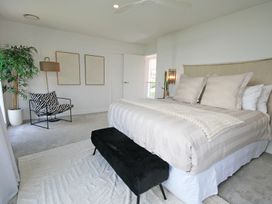 Shoreline Vista - New Plymouth Holiday Home -  - 1195426 - thumbnail photo 12