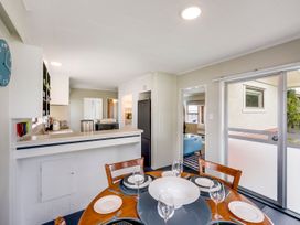 A kitchen with a dining table set in Napier Holiday Home Napier