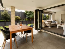 An outdoor dining area with table and chairs at New Plymouth