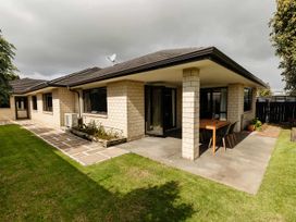 An outdoor patio with a table and chairs at New Plymouth in New Plymouth