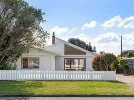 Relax on Linton - Whangamata Holiday Home -  - 1195942 - thumbnail photo 1