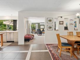 A dining room with a table and chairs at Paradise At 471 - Rotorua Holiday Home in Rotorua