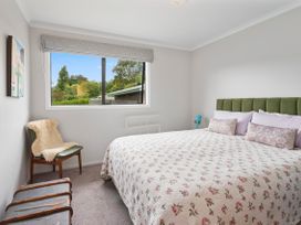 A bedroom with a bed and window at Paradise At 471 - Rotorua Holiday Home, Rotorua