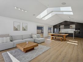 A living room with a sofa and coffee table at Cromwell Holiday Home in Cromwell