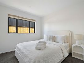 A bedroom with a bed and a lamp at Cromwell Holiday Home in Cromwell