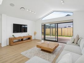 A living room with a television and coffee table at Cromwell Holiday Home in Cromwell
