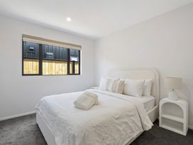 A bedroom with a bed and a bedside table at Cromwell Holiday Home in Cromwell