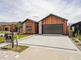 A house with a garage and garden at Stonex Homes in Cromwell