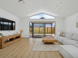 A living room with a sofa and coffee table at Cromwell Holiday Home in Cromwell