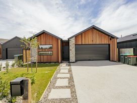 A house with a garage and pathway at Cromwell Holiday Home in Cromwell