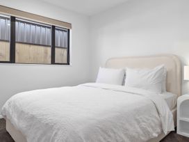 A bedroom with a bed and window at Sunrise on Vintage - Cromwell Holiday Home in Cromwell