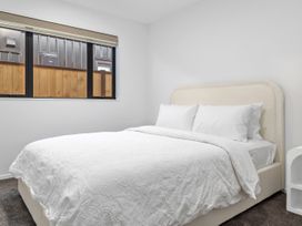 A bedroom with a bed and window at Sunrise on Vintage - Cromwell Holiday Home in Cromwell