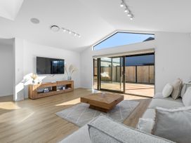 A living room with a television and sofa at Sunrise on Vintage - Cromwell Holiday Home, Cromwell