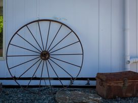 A wheel and a rusty chest against a wall at Newcastle Nook - Clyde Holiday Home, Clyde