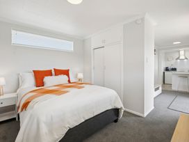 A bedroom with a bed and wardrobe at Limesprings Cottage - Milton