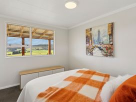 A bedroom with a bed and a window at Limesprings Cottage - Milton