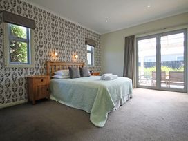 Relax on Richmond - Taranaki Holiday Home -  - 1197574 - thumbnail photo 11