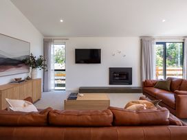 A living room with a television and a sofa at Sunderland Views - Clyde Holiday Home in Clyde