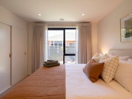 A bedroom with a bed and window at Sunderland Views - Clyde Holiday Home in Clyde