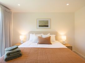 A bedroom with a bed and lamps on nightstands at Sunderland Views - Clyde Holiday Home in Clyde