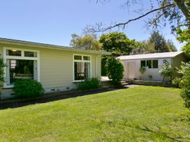 A house and garden area at The Trout House - Turangi Holiday Home in Turangi