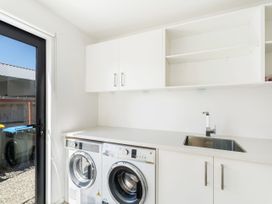 A laundry room with a washing machine and dryer at Northlake Hideaway - Wanaka