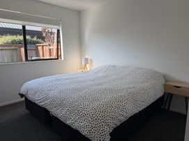 A bedroom with a bed and lamp at Northlake Hideaway - Wanaka Holiday Home in Wanaka