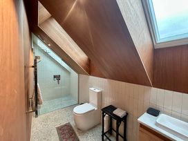 A bathroom with a toilet, shower, and sink at Cedarwood Retreat - Castle Hill