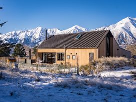 A house with snow and mountains at Cedarwood Retreat - Castle Hill